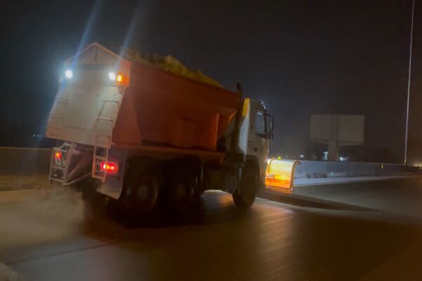 ویدیو|عملیات نمک پاشی آزادراه تهران-کرج-قزوین توسط راهداران استان البرز ویدیو|عملیات نمک پاشی آزاد راه تهران-کرج-قزوین توسط راهداران استان البرز هم زمان با آغاز بارش برف سطح محورهای مواصلاتی استان البرز