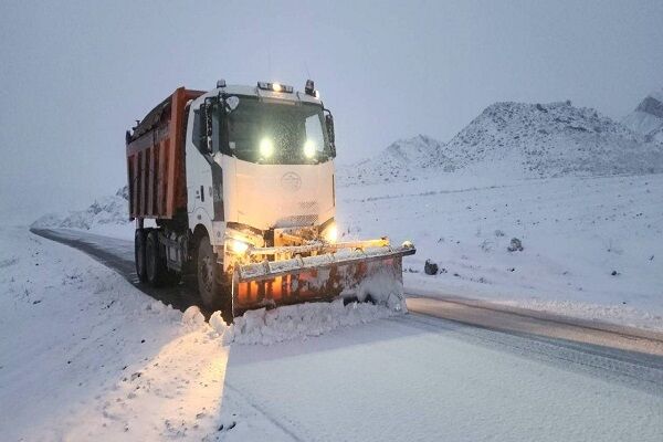 ویدیو | تلاش راهداران لرستان درعملیات برف روبی محور نورآباد- نهاوند برف روبی