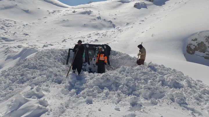 ویدیو| کمک راهداران چهارمحال و بختیاری به شخصی که خورویش چند روز زیر برف مانده بود بهمن