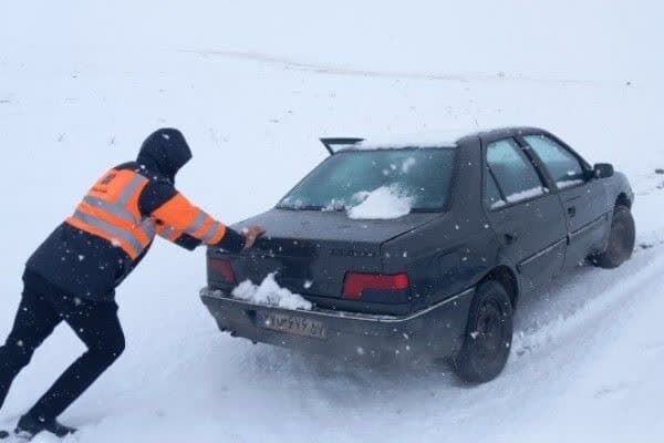 نجات ۱۵ خودرو و اسکان اضطراری یک نفر توسط راهداری کمیجان در استان مرکزی برف اراک