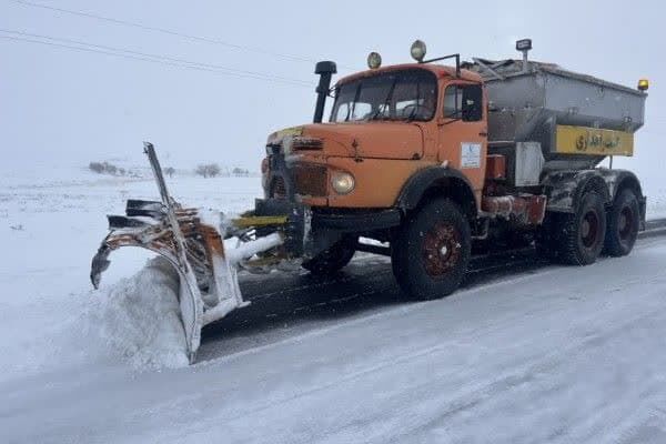 ویدئو | برفروبی محورهای مواصلاتی شهرستان آشتیان در استان مرکزی برف اراک