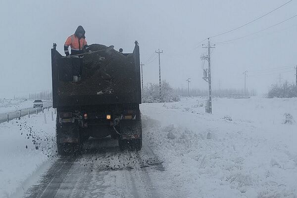 ویدیو| راهداران چهارمحال و بختیاری مشغول برفروبی محور بازفت_ مسجدسلیمان گزارش تصویری -تلاش های راهداران اداره راهداری و حمل و نقل جاده ای شهرستان چالدران در برف روبی محورهای مواصلاتی این شهرستان در ۴۸ ساعت گذشته.