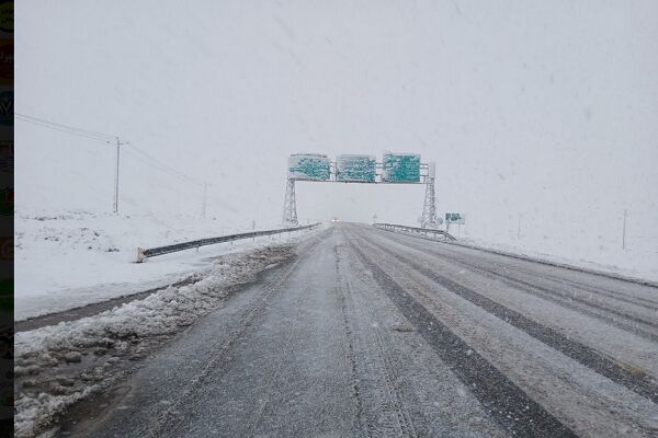 بارش برف و باران در محورهای چهارمحال و بختیاری/ تردد آرام و روان است گزارش تصویری -تلاش های راهداران اداره راهداری و حمل و نقل جاده ای شهرستان چالدران در برف روبی محورهای مواصلاتی این شهرستان در ۴۸ ساعت گذشته.