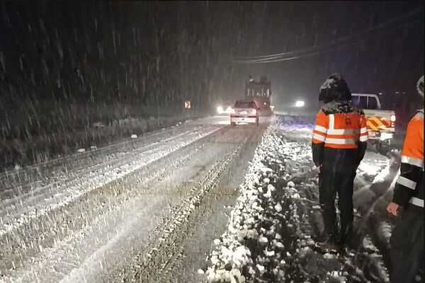 بارش برف در محورهای چهارمحال و بختیاری/ محورها باز، تردد آرام و روان است گزارش تصویری -تلاش های راهداران اداره راهداری و حمل و نقل جاده ای شهرستان چالدران در برف روبی محورهای مواصلاتی این شهرستان در ۴۸ ساعت گذشته.