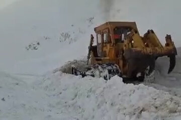 ویدئو| برف‌روبی محور سروآباد _اورامان گردنه ژالانه با تلاش راهداران شهرستان سروآباد کردستان