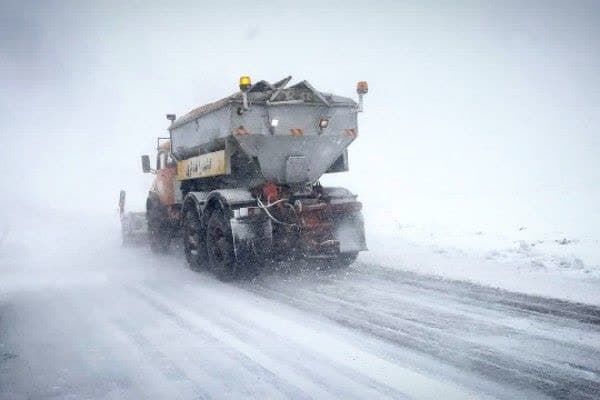 ویدئو | تلاش راهداران فراهان برای برفروبی محور آهنگران - آشتیان در استان مرکزی برف اراک