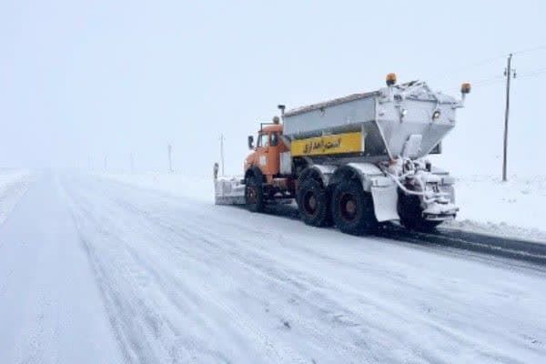 ویدئو | تلاش راهداران شهرستان کمیجان استان مرکزی برای برفروبی محورهای مواصلاتی برف اراک