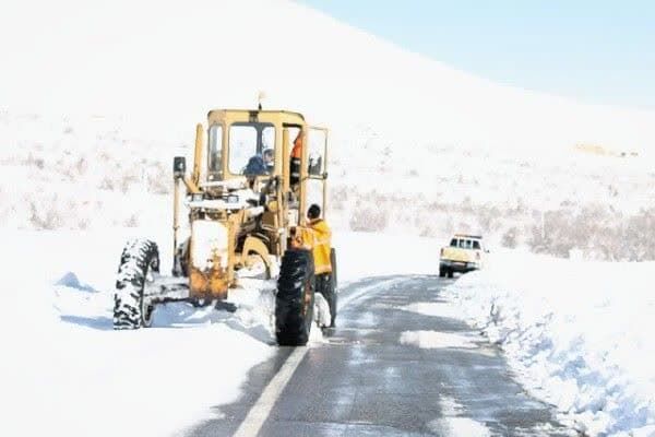 ویدئو| تلاش راهداران شهرستان بروجن استان چهارمحال و بختیاری در بازگشایی محورها برف اراک