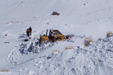 ویدئو | ریزش بهمن به روی ماشین‌آلات راهداری حین عملیات برفروبی در گردنه کلوسه شهرستان فریدون‌شهر استان اصفهان