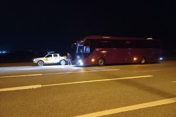 اسکان اضطراری ۱۸ مسافر اتوبوس تهران-ایلام در راهدارخانه پرندک اسکان اضطراری