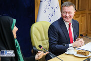 ببینید| امضای نقشه راه همکاریهای حمل و نقلی و ترانزیتی سال ۲۰۲۵ و الحاقیه مطالعات مهندسی قرارداد اجرایی ساخت پروژه راهآهن رشت آستارا بین وزیر راه و شهرسازی ایران و وزیر حمل و نقل روسیه