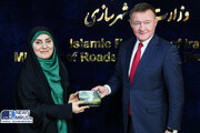 ببینید| امضای نقشه راه همکاریهای حمل و نقلی و ترانزیتی سال ۲۰۲۵ و الحاقیه مطالعات مهندسی قرارداد اجرایی ساخت پروژه راهآهن رشت آستارا بین وزیر راه و شهرسازی ایران و وزیر حمل و نقل روسیه