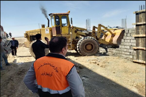 برخورد قانونی با ۱۶۳ مورد ساخت و ساز غیرمجاز در حریم راههای آذربایجان غربی ساخت وساز غیر مجاز.png