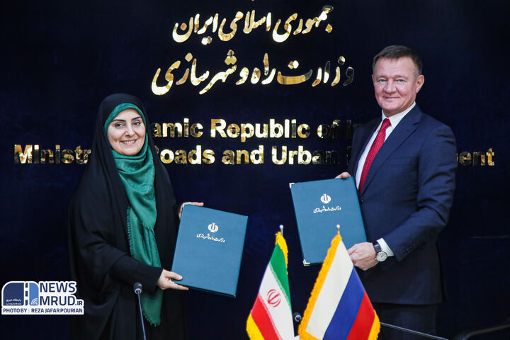 ویدیو| دیپلماسی اقتصادی با سکانداری وزارت راه و شهرسازی/امضای نقشه راه مشترک ایران - روسیه ببینید| امضای نقشه راه همکاریهای حمل و نقلی و ترانزیتی سال ۲۰۲۵ و الحاقیه مطالعات مهندسی قرارداد اجرایی ساخت پروژه راهآهن رشت آستارا بین وزیر راه و شهرسازی ایران و وزیر حمل و نقل روسیه