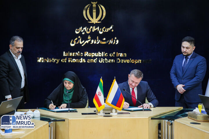 نقشه راه همکاریهای حمل و نقلی و ترانزیتی سال ۲۰۲۵ و الحاقیه مطالعات مهندسی قرارداد اجرایی پروژه راه آهن رشت-آستارا به امضا رسید ببینید| امضای نقشه راه همکاریهای حمل و نقلی و ترانزیتی سال ۲۰۲۵ و الحاقیه مطالعات مهندسی قرارداد اجرایی ساخت پروژه راهآهن رشت آستارا بین وزیر راه و شهرسازی ایران و وزیر حمل و نقل روسیه