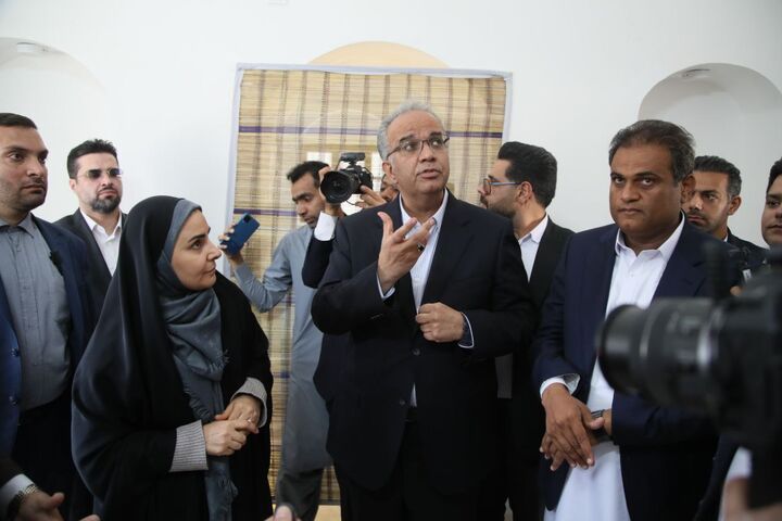 بازدید وزیر راه و شهرسازی از محل سکونت مقام معظم رهبری در زمان تبعید به ایرانشهر/دستور وزیر برای بازسازی بیت رهبری با حفظ بافت تاریخی وزیر