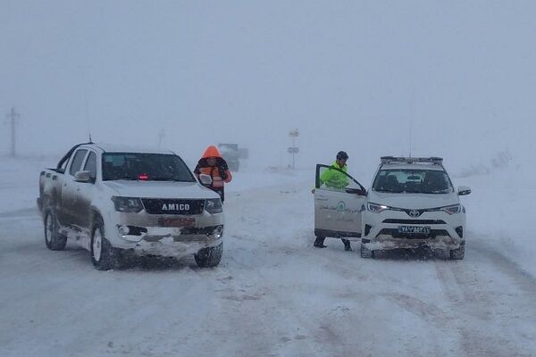 کولاک شدید و بارش برف در محورهای کوهستانی همدان