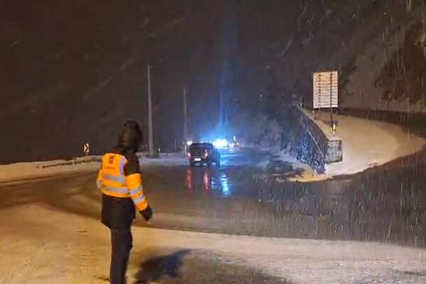 ۱۵۰ ساعت تلاش بیوقفه راهداران چهارمحال و بختیاری برای بازگشایی محورها ویدیو|تردد روان درمحورکرج-کندوان و استقرار راهداران در جاده ها 