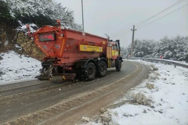 ویدیو|عملیات برفروبی و نمکپاشی در محور آستارا - اردبیل با همت راهداران شهرستان آستارا در استان گیلان  خبر