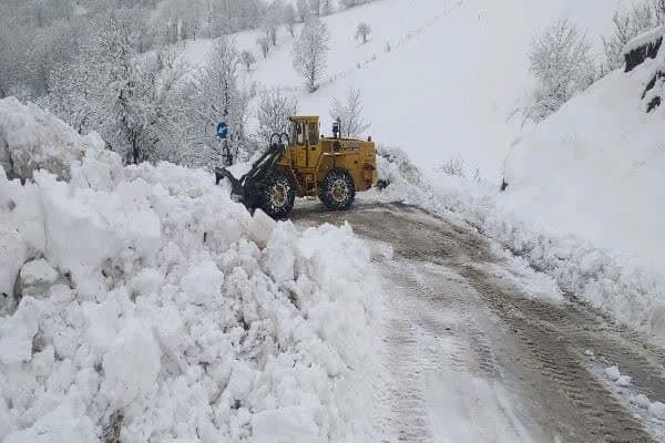 ویدیو|عملیات برف‌روبی راه‌های روستایی و کوهستانی توسط راهداران شهرستان املش استان گیلان