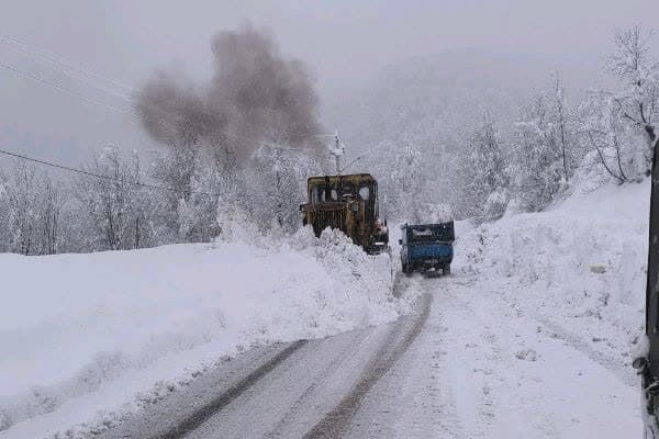 ویدیو|عملیات برفروبی راههای روستایی و کوهستانی توسط راهداران شهرستان املش استان گیلان  عکس