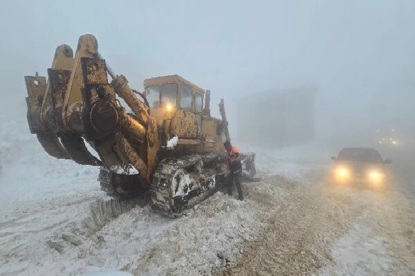 ویدیو| بارش برف، کولاک و پدیده مهگرفتگی در محور گردنه چری چهارمحال و بختیاری برف چهارمحال