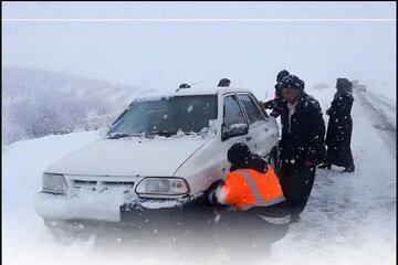 ۵۲ دستگاه خودرو گرفتار در برف با تلاش راهداران آذربایجان غربی رهاسازی شد