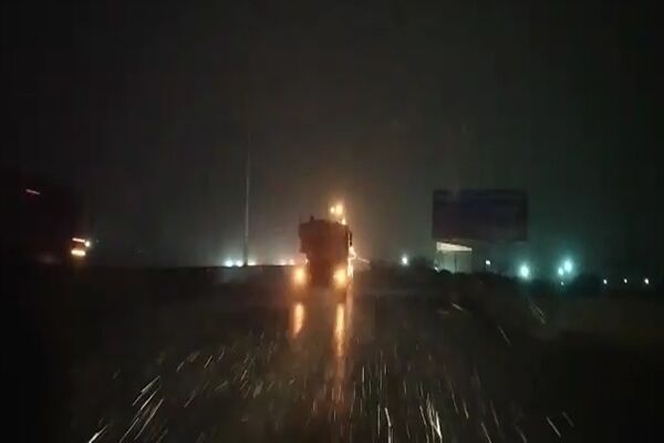 ویدیو|عملیات نمک پاشی آزاد راه کرج -قزوین حوزه راهداری کرج    ویدیو|عملیات نمک پاشی آزاد راه کرج -قزوین حوزه راهداری کرج