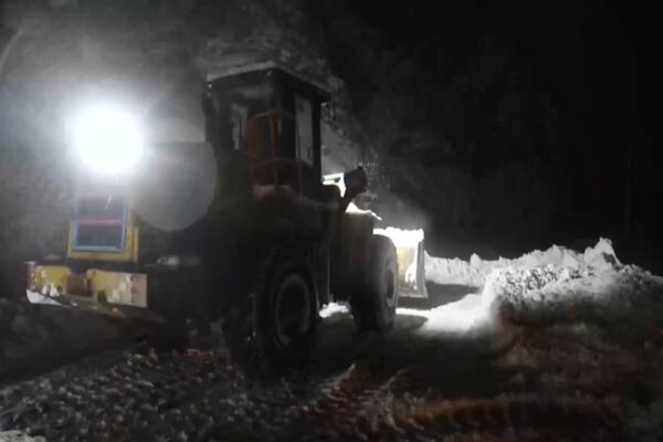 ویدیو|ریزش بهمن در محور کرج-کندوان و پاکسازی جاده توسط عوامل راهداری استان البرز ویدیو|ریزش بهمن در محور کرج-کندوان و پاکسازی جاده توسط عوامل راهداری استان البرز