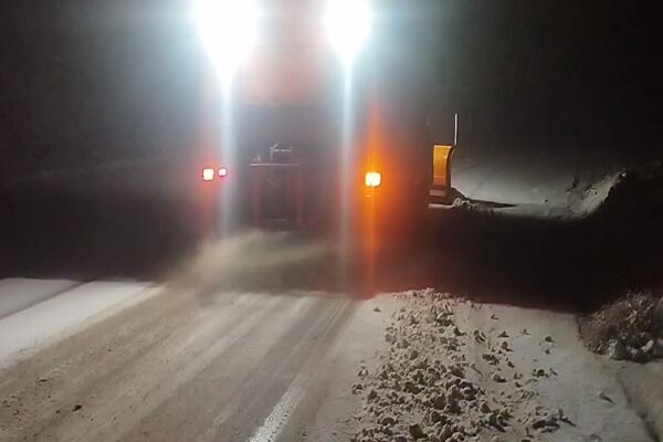 ویدیو|برف روبی ونمک پاشی محور روستایی اشتهارد -ایپک توسط راهداری اشتهارد در استان البرز ویدیو|برف روبی ونمک پاشی محور روستایی اشتهارد -ایپک توسط راهداری اشتهارد