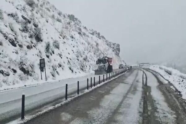 ویدیو|برف روبی ونمک پاشی محور کرج-کندوان توسط راهداران استان البرز ویدیو|برف روبی ونمک پاشی محور کرج-کندوان توسط راهداران استان البرز