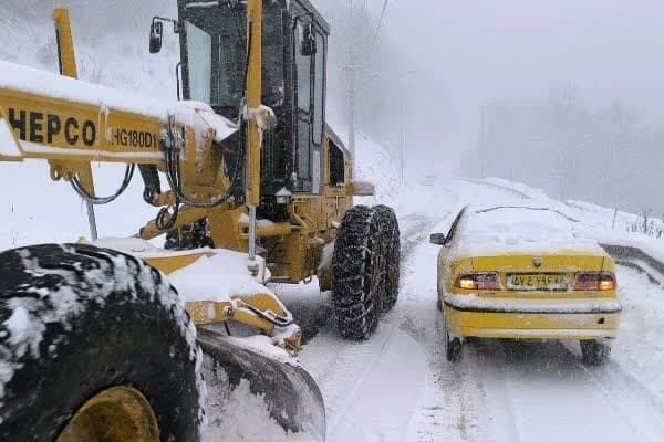 ویدیو|برفروبی محور سیاهکل به دیلمان توسط راهداران شهرستان سیاهکل استان گیلان  عکس