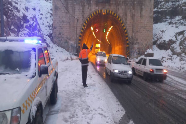 بارش برف و کولاک در اکثر محورهای مواصلاتی استان اردبیل/ تردد ایمن در همه محورها برقرار است برف روبی