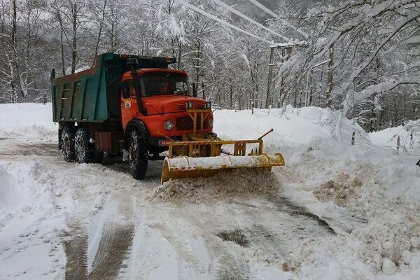 ویدئو | عملیات راهداری زمستانی در سطح محور ارتباطی ساری _ دودانگه توسط راهداران شهرستان ساری  مازندران