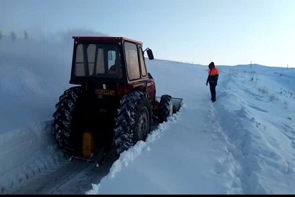 ویدیو|مستند کوتاه از برفروبی راهداران سراب در آذربایجان شرقی برف