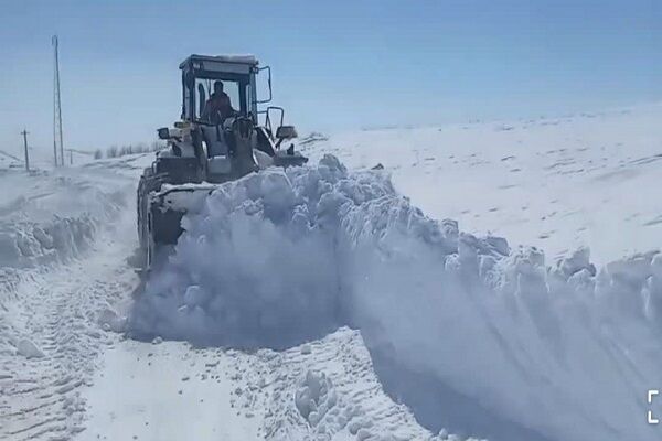 ویدیو|برشی کوتاه از برفروبی توسط راهداران شهرستان هشترود در آذربایجان شرقی برف