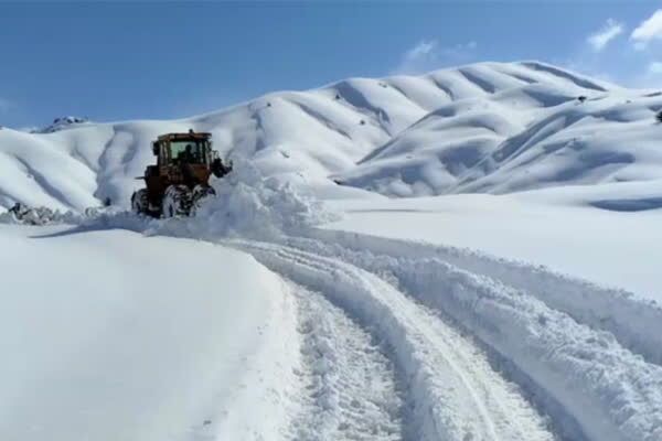 ویدیو| جاده ۱۶ روستای کوهرنگ در استان چهارمحالوبختیاری گشوده شد برف روبی محور روستایی شهرستان مریوان