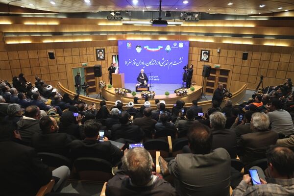 نشست هم اندیشی «رانندگان، یاوران نماز سفر» در استان کرمان برگزار شد نشست هم اندیشی رانندگان ، یاوران نماز سفر با حضور حجت الاسلام قرائتی در استان کرمان برگزار شد