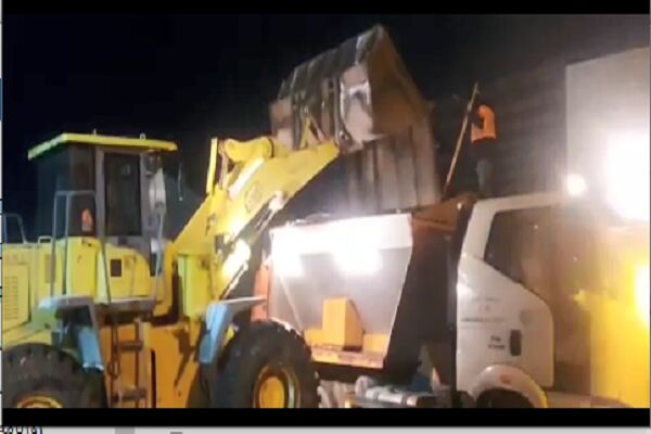 ببینید|بارگیری نمک کامیونهای نمکپاش در راهدارخانه قوشچی جهت مقابله با یخبندان و انسداد عبور و مرور/آذربایجان غربی 18.png