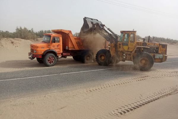 تلاش مضاعف راهداران شهرستان ريگان با جمع آوری بيش از 3 هزار كاميون شن بادی