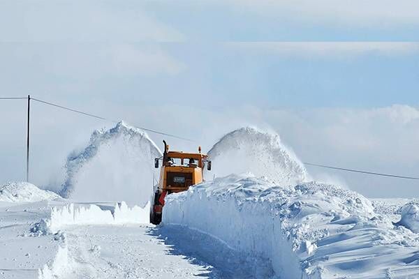ویدیو| تلاش راهداران کوهرنگ برای بازگشایی گردنه عسلکشان استان چهارمحال و بختیاری  برف روبی و بازگشایی محور روستایی بیجار