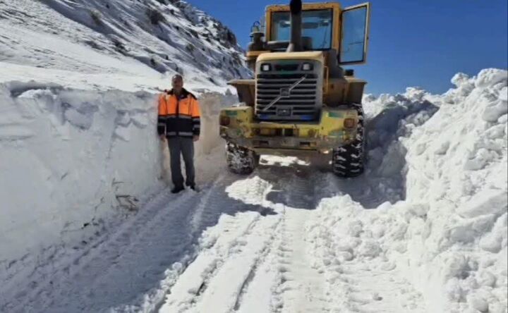 ویدیو| بازگشایی راه دسترسی به دکل مخابراتی سفره کوه با تلاش راهداران لرستان برفروبی