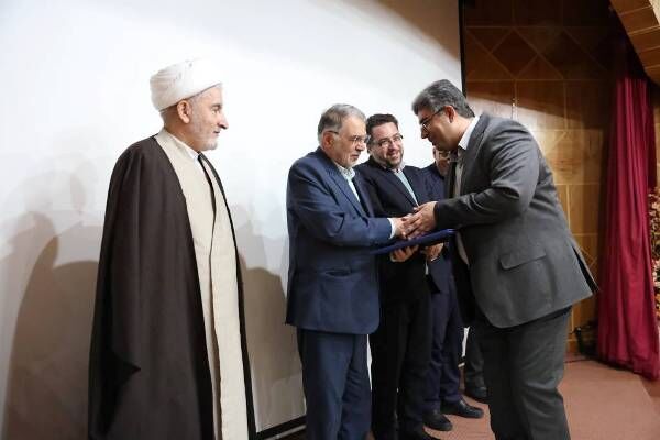 تقدیر نماینده رئیس جمهوری در امر نماز از مدیرکل راهداری و حمل ونقل جاده ای استان کرمان تقدیر ویژه نماینده ریاست جمهوری در امر نماز از مدیرکل راهداری و حمل ونقل جاده ای استان کرمان