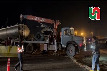️ویدیو|تصادف یک دستگاه تریلی در آزاد راه کرج-قزوین و تلاش عوامل راهداری شهرستان ساوجبلاغ برای پاکسازی و بازگشایی جاده