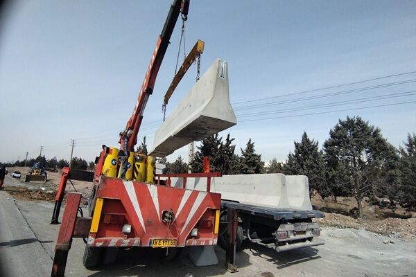 ویدیو|عملیات ایمن سازی و نصب نیوجرسی در دهانه های پل های آبرو آزادراه تهران -کرج- قزوین ویدیو|عملیات ایمن سازی و نصب نیوجرسی در دهانه های پل های آبرو آزاد راه تهران -کرج قزوین