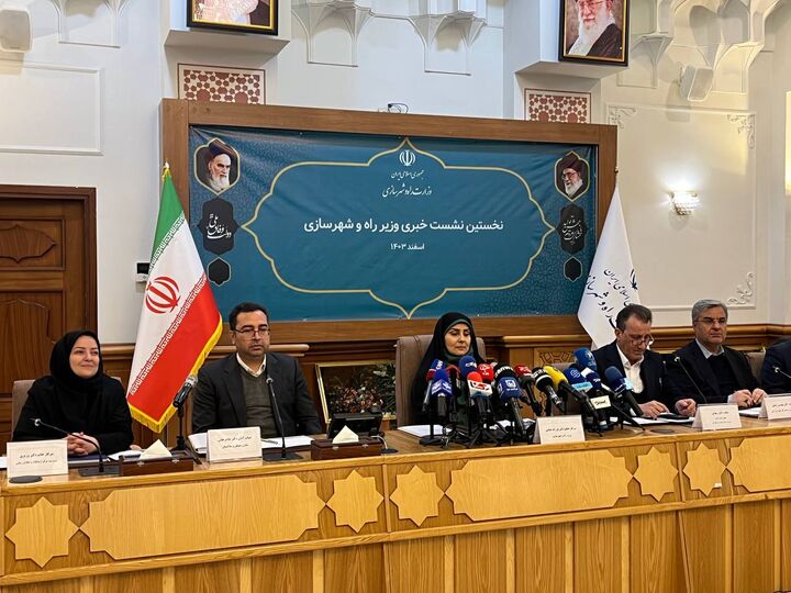 نخستین نشست رسانهای وزیر راه و شهرسازی آغاز شد نشست