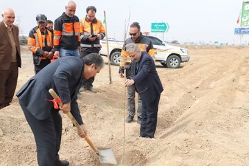 ببينيد | اجراي طرح باغ‌راه در شهرستان نجف‌آباد به مناسبت روز درختكاري