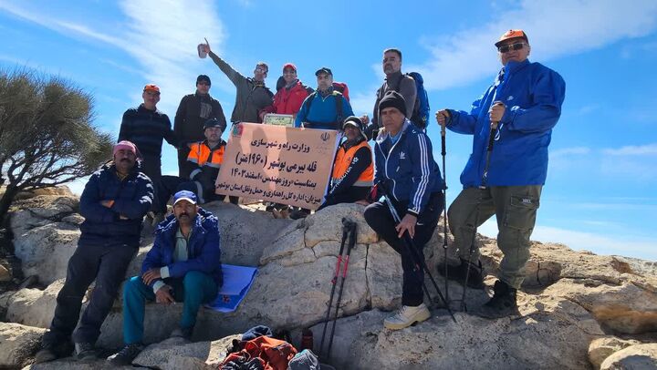 صعود جمعی از کارکنان خانواده وزارت راه و شهرسازی به بام استان بوشهر به مناسبت روز مهندس ع