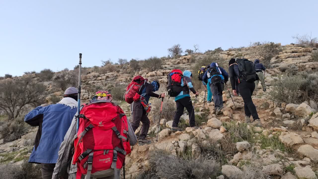 صعود جمعی از کارکنان خانواده وزارت راه و شهرسازی به بام استان بوشهر به مناسبت روز مهندس