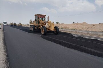 عملیات اجرایی لکه گیری و روکش آسفالت محور انار به رفسنجان در استان کرمان به زودی آغاز می‌شود